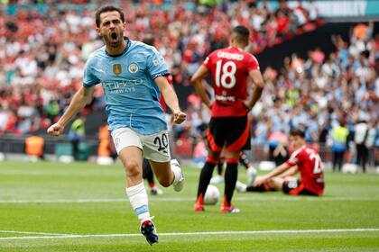Bernardo Silva, del Manchester City, festeja tras anotar ante el United en el partido por el Community Shield, el sábado 10 de agosto de 2024, en Londres (AP Foto/David Cliff)