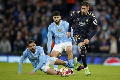Bernardo Silva no puede frenar a Federico Valverde durante el partido entre Manchester City y Real Madrid por los cuartos de final de la Champions League