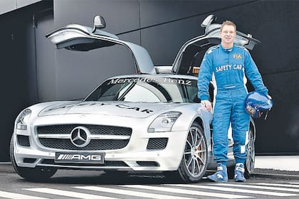 Bernd Mayländer, el piloto del Safety Car desde el Gran Premio de Australia 2000, posa con el modelo Mercedes-Benz SLS AMG que la Fórmula 1 utilizó en 2012