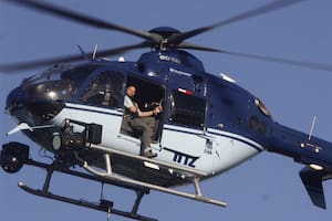 Berni, ayer, al sobrevolar en helicóptero la protesta en Lear, en la Panamericana