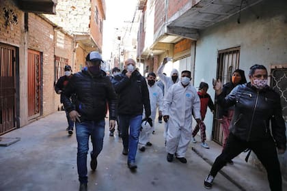 El ministro Sergio Berni escuchó las quejas de vecinos en los pasillos de la villa 2 de Abril