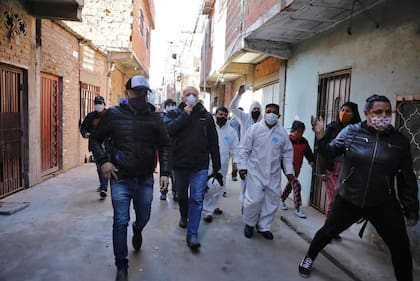 Sergio Berni recorrió los pasillos de la villa 2 de Abril, escenario de un tiroteo narco