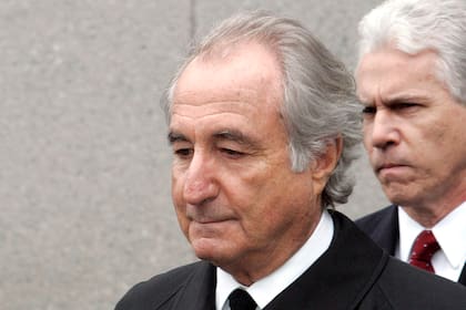 Bernie Madoff tras salir del tribunal en Manhattan el 10 de marzo del 2009.   (Foto AP/David Karp, File)