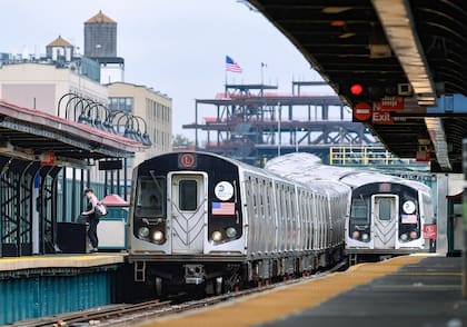 Bernie Wagenblast es quien da vida a la voz del metro de Nueva York cada día