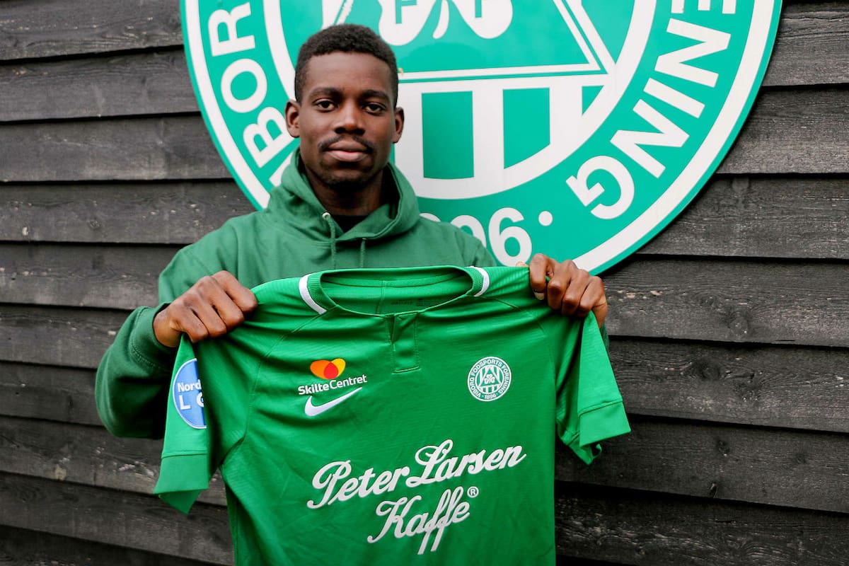 Bernio Verhagen posando con la camiseta de Viborg FF de Dinamarca, su último club