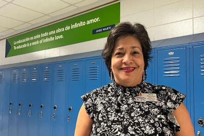 Berta Weyenberg en su lugar favorito de la academia: el pasillo donde se rinde homenaje al prócer cubano José Martí