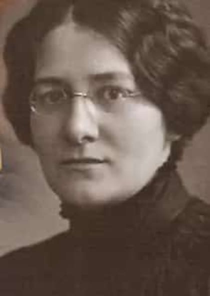 Bertha era enfermera de la Cruz Roja. Nació en Baviera, pero se crió en la Isla de Malta, donde relevó más de 200 canciones del folclore popular. En la Patagonia escribió los libros de cuentos Los araucanos y Cuentos de los indios de la cordillera.