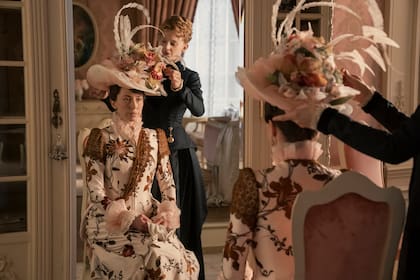 Bertha Russell (Carrie Coon) se prepara para apoyar al nuevo Metropolitan como teatro de la ópera frente a la exclusiva Academia de la Música.