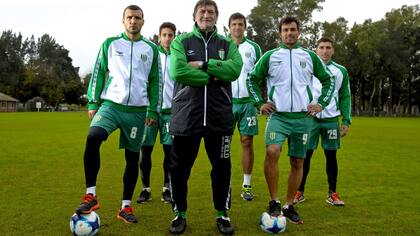 Bertolo, Cecchini, Falcioni, Civelli, Cvitanich y Remedi posan para la nacion en el predio de Luis Guillón; el DT campeón en 2009 armó una base con experiencia y juventud
