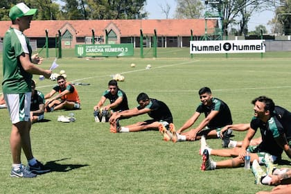Bertolo sonríe, Crespo habla. Una escena del entrenamiento de Banfield.