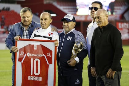 Bertoni, Bochini, Pepé Santoro y el Chivo Pavoni: todas las glorias del Rojo junto con Maradona