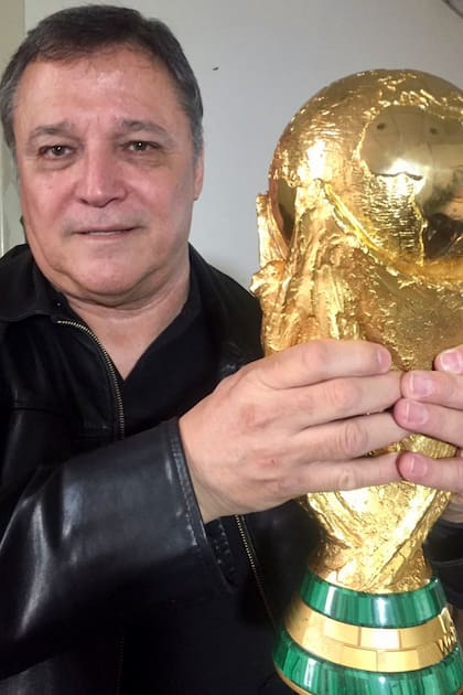 Bertoni es uno de los 44 argentinos campeones del mundo que sabe lo que pesa la Copa del Mundo: 6,140 kilogramos; "La selección de Scaloni no juega con las ideas de Menotti", avisa el ex delantero