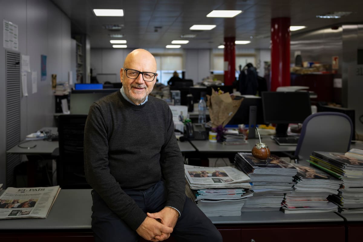 Besa en su escritorio, en la redacción del diario El País; a la vista, un mate que atestigua su admiración por lo argentino