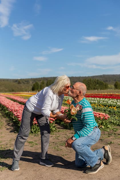Beso al borde de la plantación.