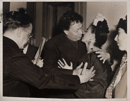 Beso con Frida, otra de las imágenes icónicas de Diego Rivera que integra la que la casa Morton realizará mañana en Ciudad de México