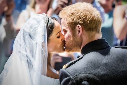 El príncipe reprocha a los tabloides de haber maltratado a su esposa Meghan Markle