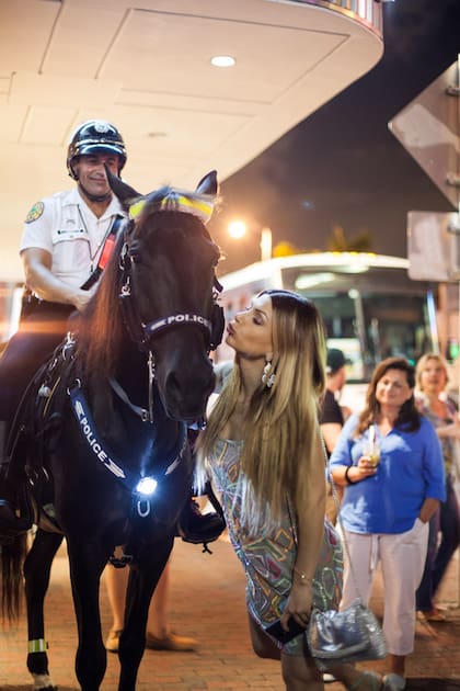 Beso equino en plena calle.