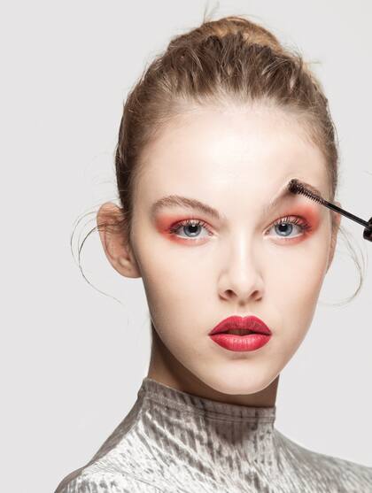Besos carmesí / Jazmín Calcarami, make up artist de Maybelline NY / Tendencia: el foco de atención se lleva tanto en ojos como en labios Elegidos: Labial rojo 691 sensacional Mate, máscara Colossal Indestructible, máscara Brow Drama Tips: para labios grandes, esfumar el borde con los dedos para un e