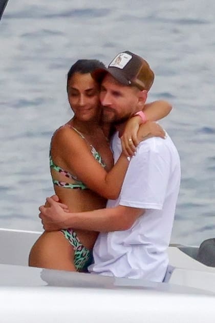 Besos y abrazos junto al mar