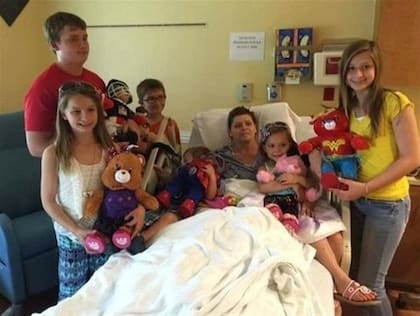 Beth Laitkep junto a sus hijos antes de morir