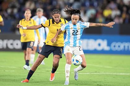 Betina Soriano of Argentina, right, and Justine Cuadra of Ecuador fight for the ball during a Women's Copa America soccer match in Quito, Ecuador, Thursday, July 24, 2025. (AP Photo/Dolores Ochoa)