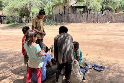 Beto jugando con los chicos
