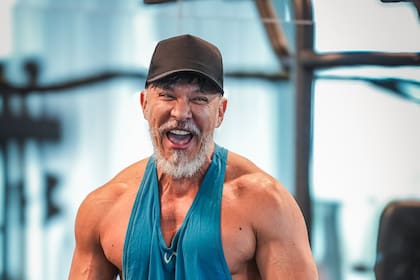 Beto Pérez liderando una clase de Zumba en un evento internacional, inspirando a miles con su energía contagiosa. Foto: Instagram @zumbabeto
