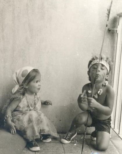 Bettina y Pablo, de chicos, en carnaval