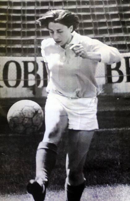 Betty García, dominando la pelota en la cancha de Nueva Chicago en 1971.