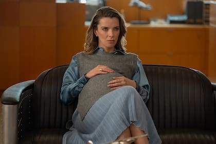 Betty Gilpin se luce como Sydney Bloom, la mano derecha de la protagonista