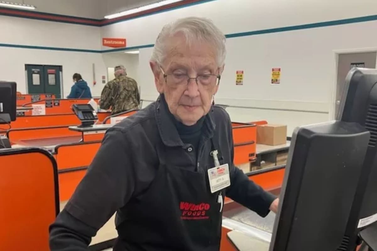Betty Glover, de 91 años, pasó la última década como cajera de un supermercado en Oregon, EE.UU.; se jubilará el próximo mes