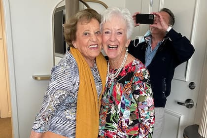 Betty Grebenschikoff, derecha, 91, y Ana María Wahrenberg, 91, en un hotel en St. Petersburg, Florida. Las mujeres, que eran mejores amigas de la infancia en Berlín antes del Holocausto, no se habían visto desde 1939, cuando sus familias se vieron obligadas a huir del país y los nazis