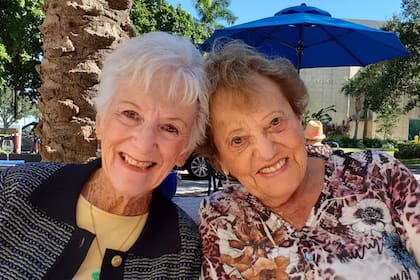 Betty Grebenschikoff, derecha, 91, y Ana María Wahrenberg, 91, en un hotel en St. Petersburg, Florida. Las mujeres, que eran mejores amigas de la infancia en Berlín antes del Holocausto, no se habían visto desde 1939, cuando sus familias se vieron obligadas a huir del país y los nazis