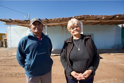 Betty Riveros esta asustada ya que el agua está contaminada con mercurio y cianuro