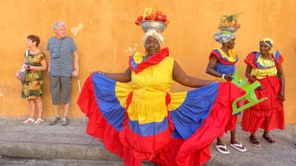 Betty Sargado y sus compañeras palenqueras intentan seducir al turista con humor y sonrisas y algo de inglés