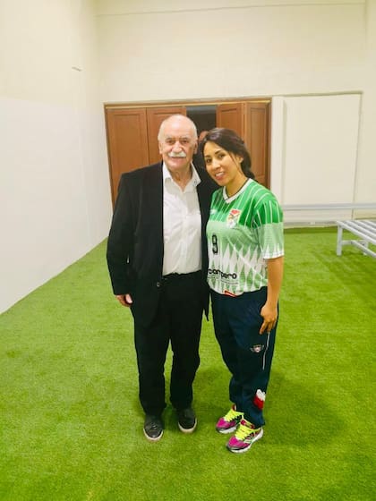 Betzabé Ybañez junto al español Xabier Azkargorta. El entrenador, que clasificó a la selección de Bolivia al Mundial de USA 1994, la invitó a trabajar a un partido del que participaron jugadores históricos