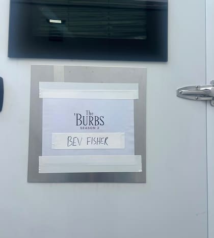 Bev Fisher es el nombre del personaje que Elizabeth Hurley interpreta en la serie The Burbs