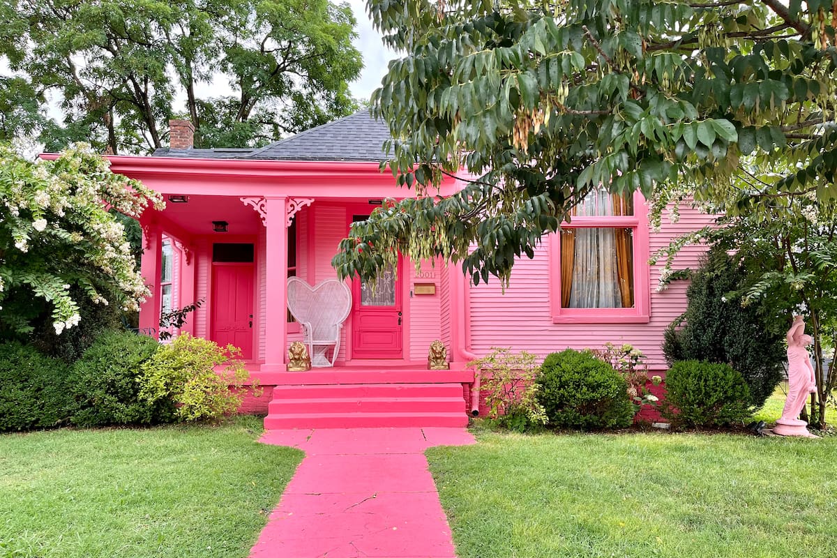 Beverly Griffith pintó su casa de Nashville, construida en 1915, en tres tonos diferentes de rosa al comienzo de la pandemia para unirse al estilo Barbie en la deco