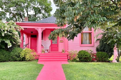 Beverly Griffith pintó su casa de Nashville, construida en 1915, en tres tonos diferentes de rosa al comienzo de la pandemia para unirse al estilo Barbie en la deco