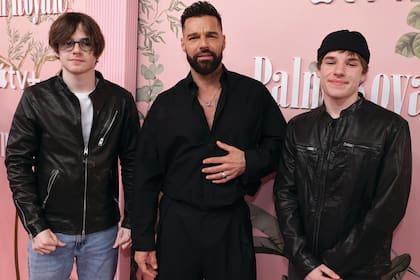 BEVERLY HILLS, CALIFORNIA - 14 DE MARZO: (De izquierda a derecha) Valentino Martin, Ricky Martin y Matteo Martin asisten al estreno mundial de «Palm Royale» de Apple TV+ en el Samuel Goldwyn Theatre el 14 de marzo de 2024 en Beverly Hills, California. «Palm Royale» se estrena mundialmente en Apple TV+ el miércoles 20 de marzo de 2024. (Photo by Eric Charbonneau/Getty Images for Apple TV+)