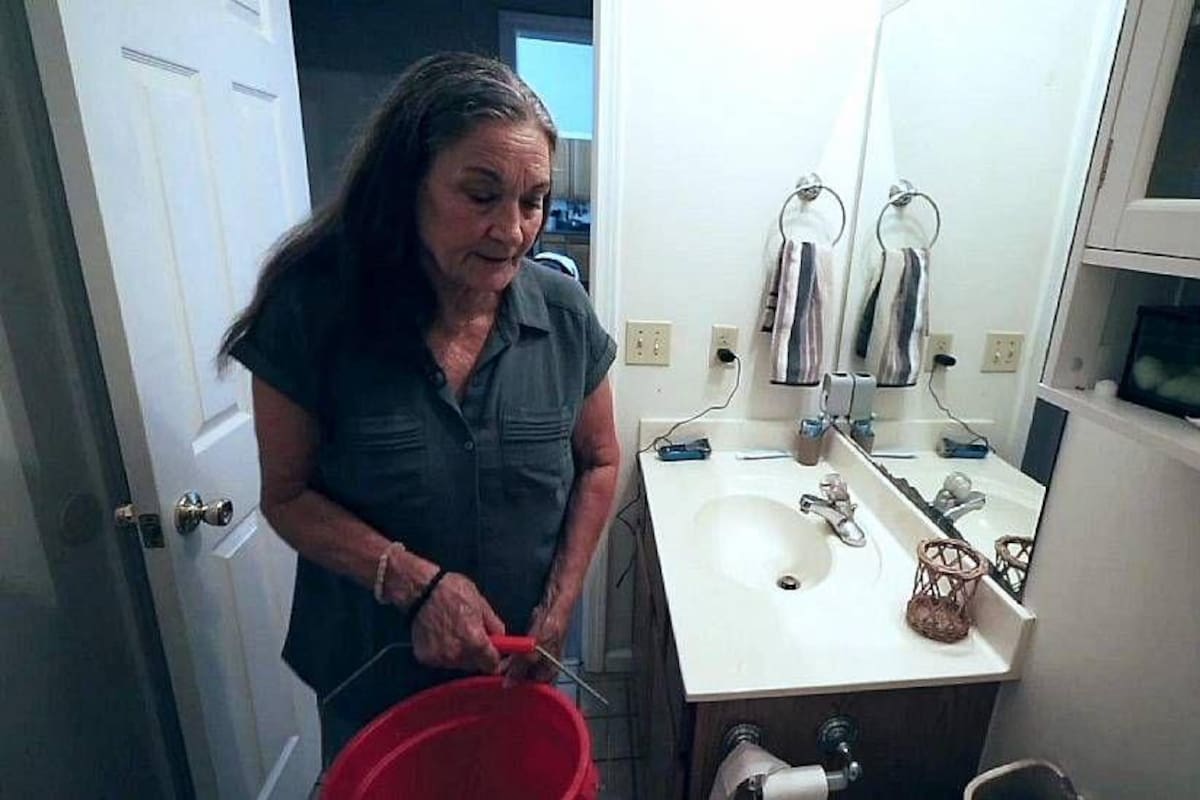 Beverly Morris tiene que llenar baldes para el inodoro debido a la baja presión del agua.