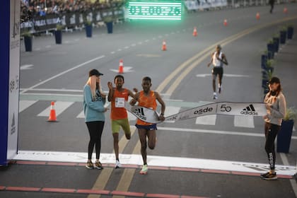 Beyata Dibaba al completar los 21 kilómetros