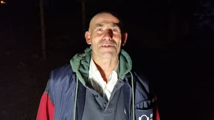 BURSA'NIN INEGOL ILCESINDE BIRLIKTE ALKOL ALDIGI ARKADASLARINDAN AYRILDIKTAN SONRA HABER ALINAMAYAN VE ORMANDA KARSILASTIGI, KENDISINI ARAYAN EKIPLE ARAMA CALISMASINA KATILAN BEYHAN MUTLU (51) “ONLARLA BERABER YARIM SAATTEN FAZLA ARAMALARA KATILDIM. BENIM OLDUGUMU BILINCE EKIPLER, GULUMSEDI.” ACIKLAMASINDA BULUNDU. ‘KENDINI ARAYAN ADAM’ OLARAK DUNYA BASININDA GENIS YER BULAN VE SOSYAL MEDYADA GUNDEM OLAN MUTLU HABERLERI IZLEMEDIGINI BELIRTEREK “BUTUN DUNYAYA SELAMLAR. OLAN OLDU DUNYA UMURUMDA DEGIL.” DEDI. FOTO YAVUZ YILMAZ-BURSA-DHA