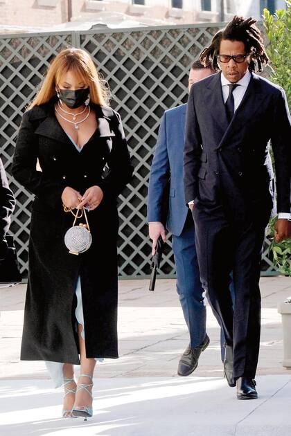 Beyoncé asistió junto a su marido, el rapero y productor de música Jay-Z. La cantante llevó un tapado de Dolce & Gabbana y un minibag con forma de orbe de Marzook, decorada íntegramente con cristales Swarovski.