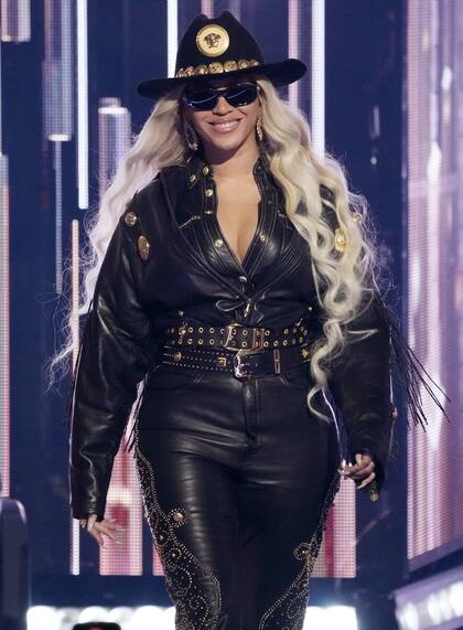Beyonce dijo presente con un look total black y muy a tono con su último trabajo discográfico. La cantante tuvo su gran momento sobre el escenario cuando recibió el premio a la Innovación