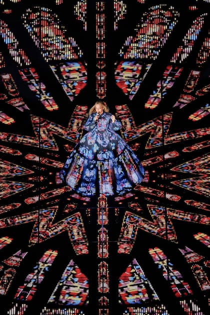 Beyoncé, en la gira Cowboy Carter, con un vestido de Anrealage que funciona como una pantalla de 35.000 LED.