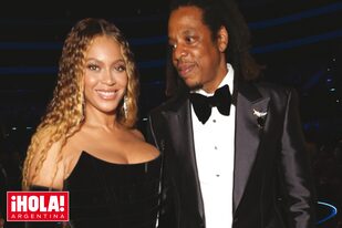 Beyoncé, la artista con la mayor cantidad de premios Grammy de todos los tiempos, enfundada en un strapless de terciopelo de Schiaparelli, uno de los tres cambios que hizo en la ceremonia. Aquí, con su marido, el rapero Jay-Z. La pareja --que se casó en 2008--tiene tres hijos: Blue Ivy, Rumi y Sir Carter.