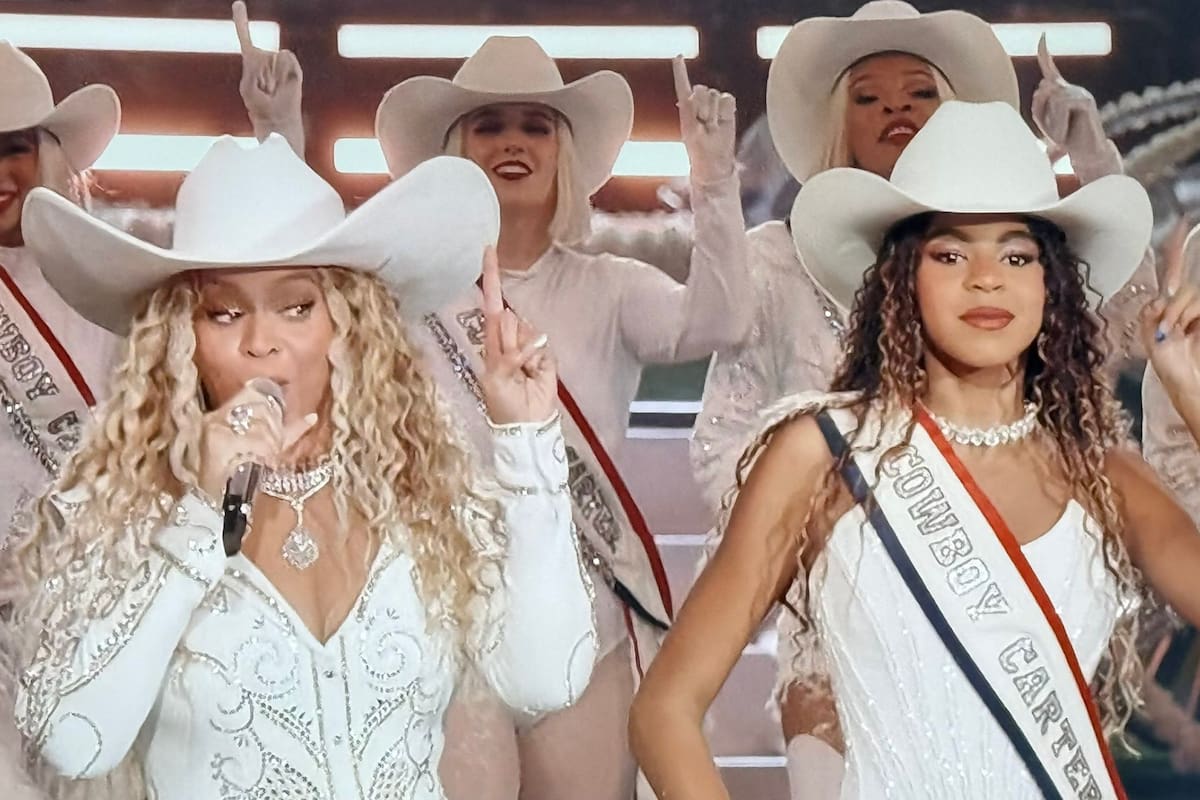 Beyoncé se lució junto a su hija Blue Ivi en el show del entretiempo del partido entre los Baltimore Ravens y los Houston Texans
