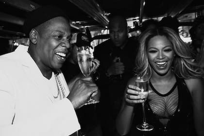 Jay Z brindando junto a su esposa Beyoncé