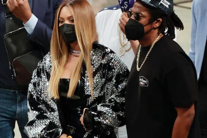 Beyonce y Jay-Z disfrutaron juntos de un partido de la NBA viendo a los Milwaukee Bucks vs los Brooklyn Nets